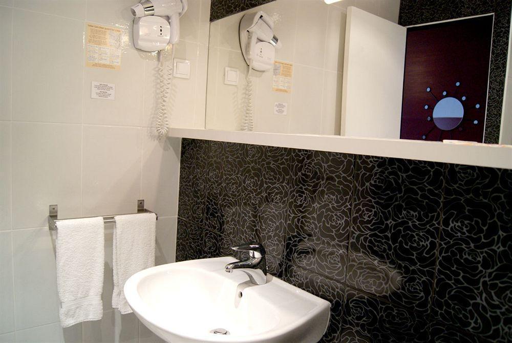 Grand Hotel De La Poste ซาลง-เดอ-โพรวองซ์ ภายนอก รูปภาพ